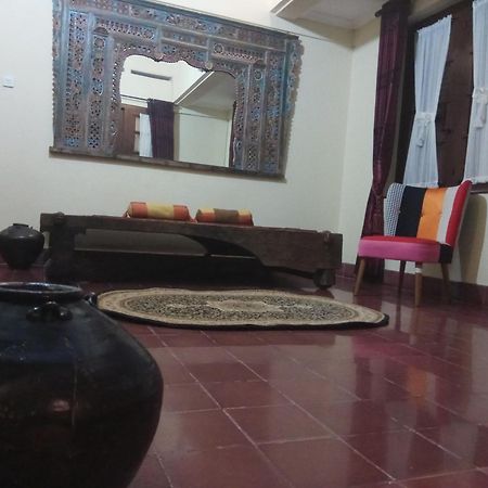 Doeloerkoe Homestay Surakarta  Exterior photo